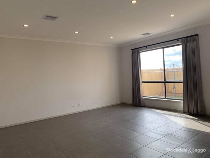 94 New Grange Boulevard, Clyde North VIC 3978