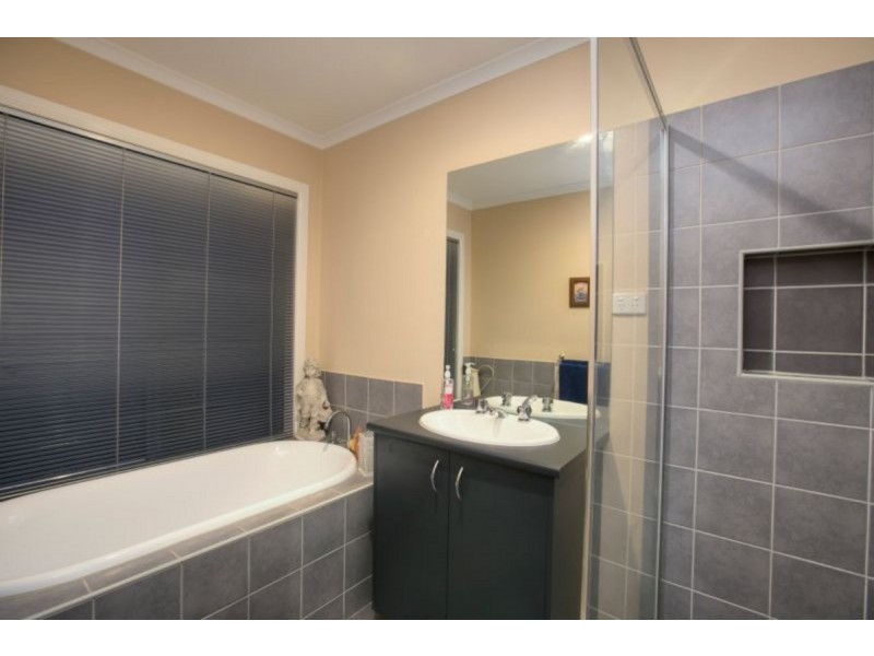 4 Foxwood Drive, Cranbourne East VIC 3977