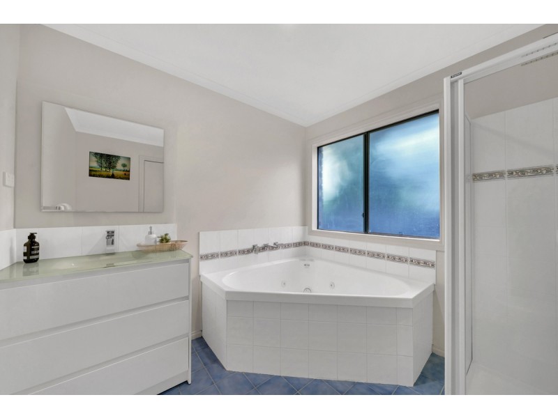 9 Canterbury Close, Narre Warren VIC 3805