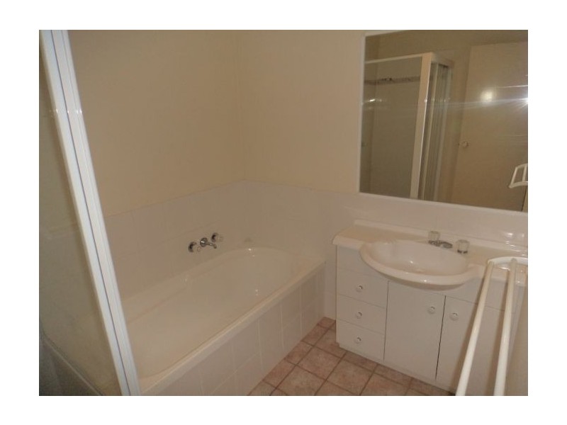 10,107 Arundel Drive, Arundel QLD 4214