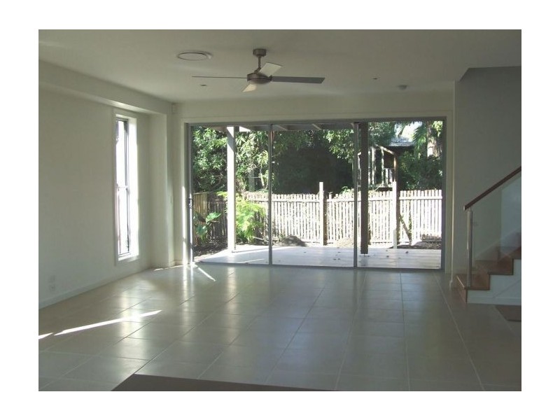 2/5 Wynflo Street, Labrador QLD 4215