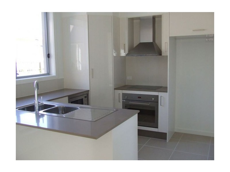 2/5 Wynflo Street, Labrador QLD 4215