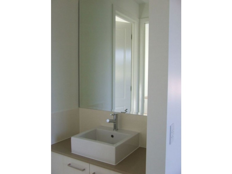 2/5 Wynflo Street, Labrador QLD 4215