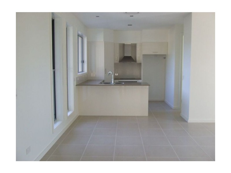 2/5 Wynflo Street, Labrador QLD 4215