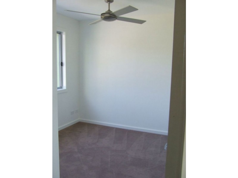 2/5 Wynflo Street, Labrador QLD 4215