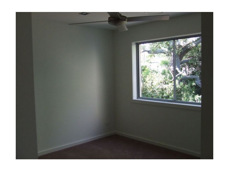 2/5 Wynflo Street, Labrador QLD 4215