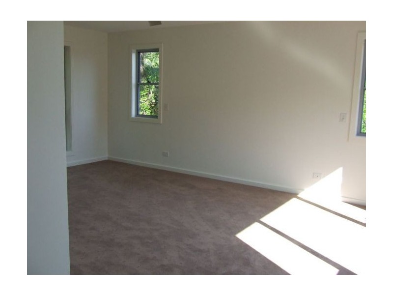 2/5 Wynflo Street, Labrador QLD 4215