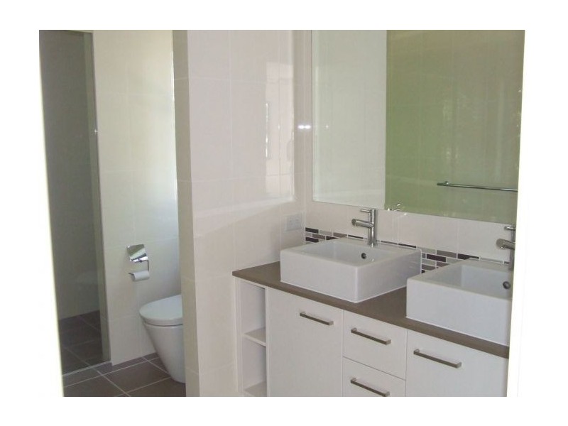 2/5 Wynflo Street, Labrador QLD 4215