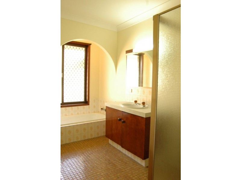 29 Gretel Drive, Mermaid Waters QLD 4218