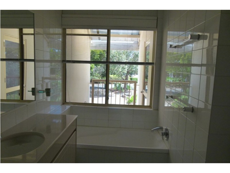 125 Santa Cruz Blvd, Clear Island Waters QLD 4226