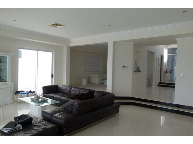 126 Sir Bruce Small Blvd, Benowa Waters QLD 4217
