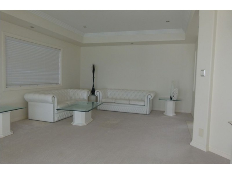 126 Sir Bruce Small Blvd, Benowa Waters QLD 4217