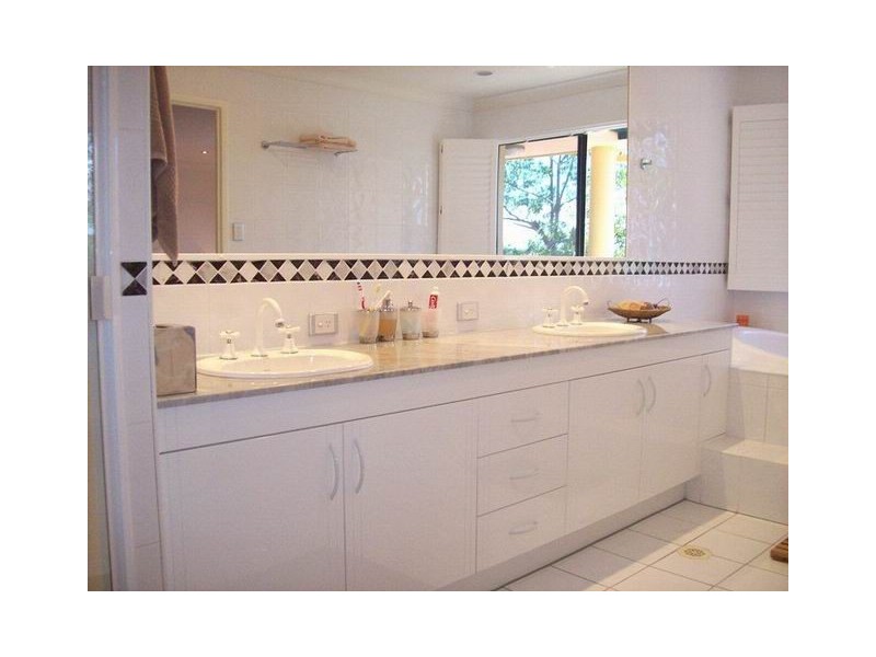 Clear Island Waters QLD 4226