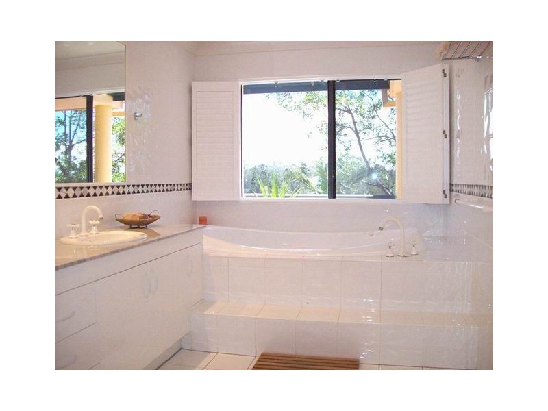 Clear Island Waters QLD 4226