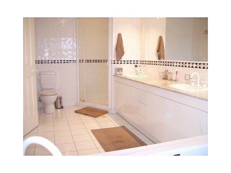 Clear Island Waters QLD 4226