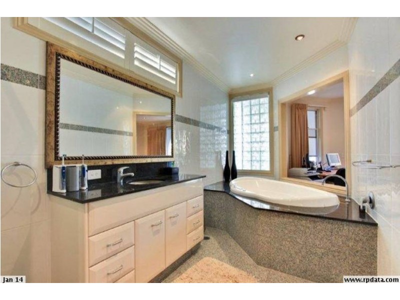 2/42 Tedder Avenue, Main Beach QLD 4217