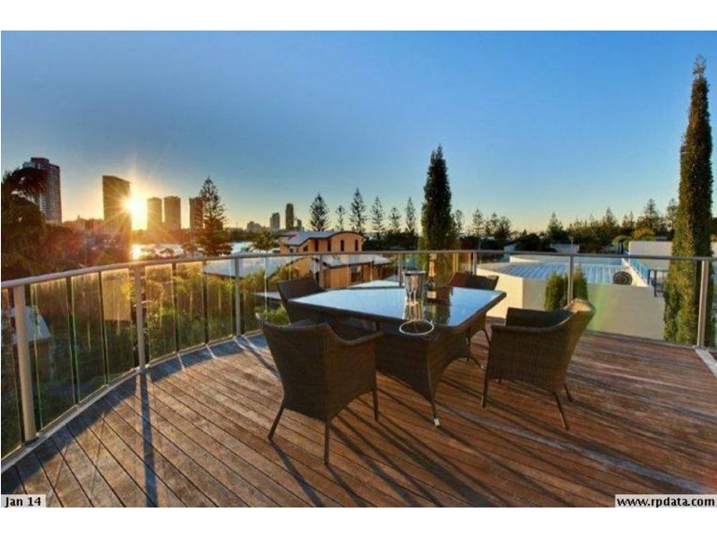 2/42 Tedder Avenue, Main Beach QLD 4217