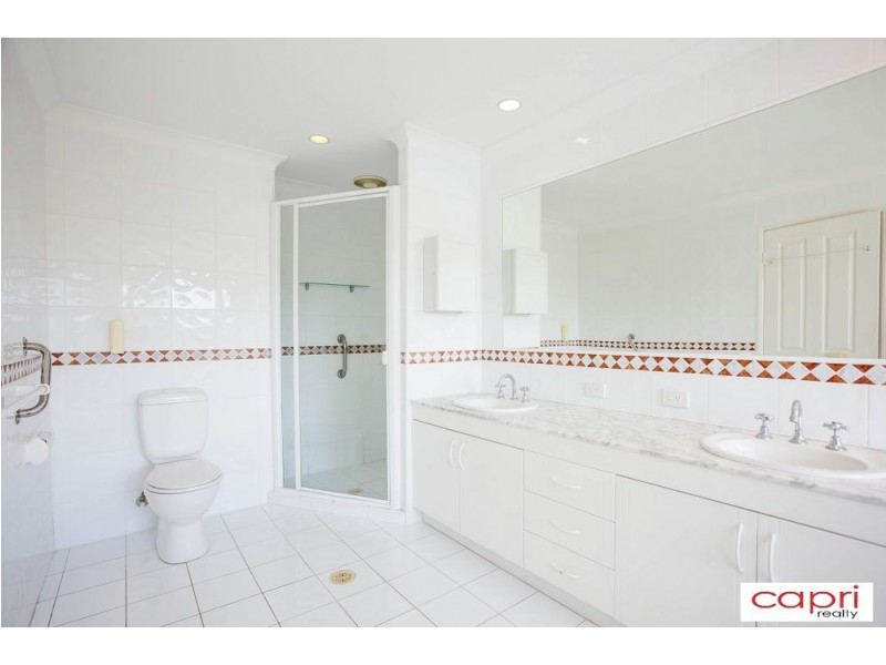 2/125 Santa Cruz Blvd, Clear Island Waters QLD 4226