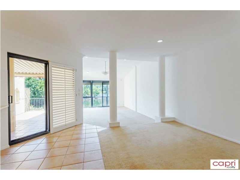 2/125 Santa Cruz Blvd, Clear Island Waters QLD 4226