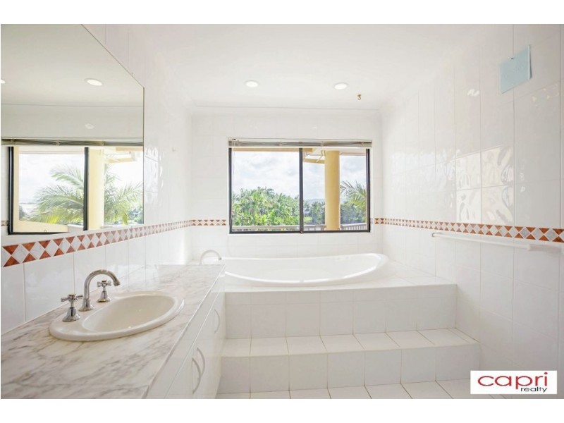 2/125 Santa Cruz Blvd, Clear Island Waters QLD 4226