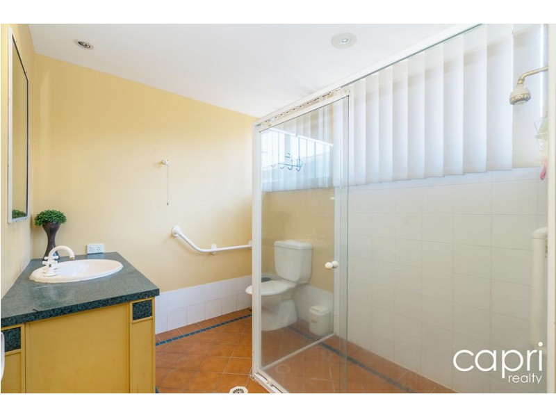 104 Amalfi Drive, Isle Of Capri QLD 4217