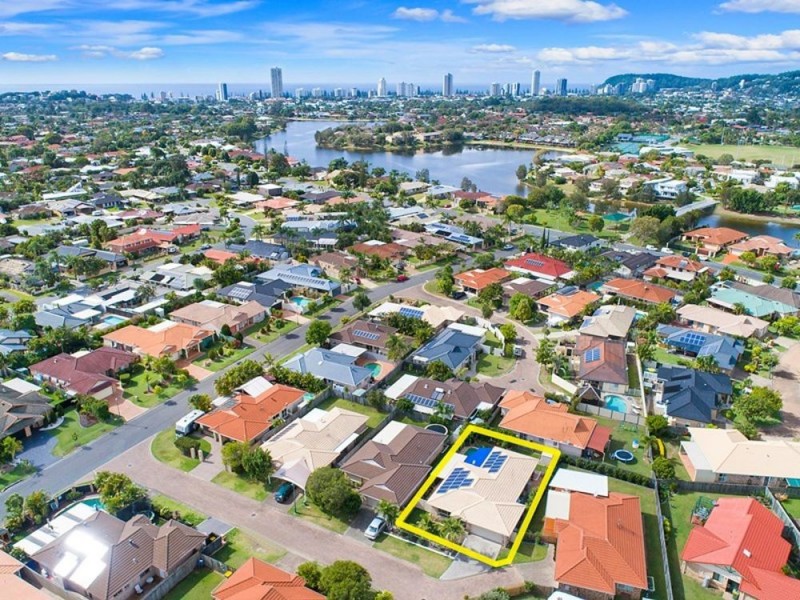 8 Sparrow Place, Burleigh Waters QLD 4220