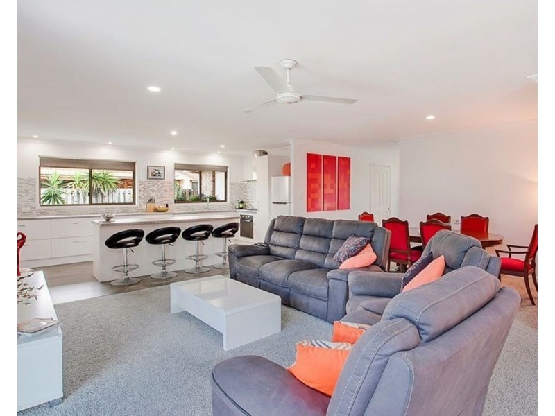8 Sparrow Place, Burleigh Waters QLD 4220