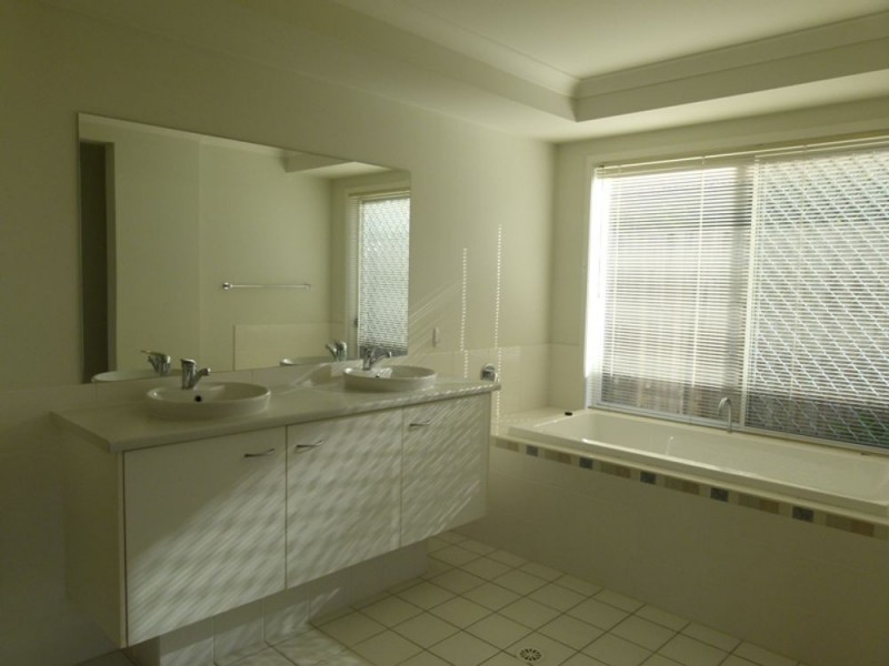 81 Highcrest Circuit, Molendinar QLD 4214