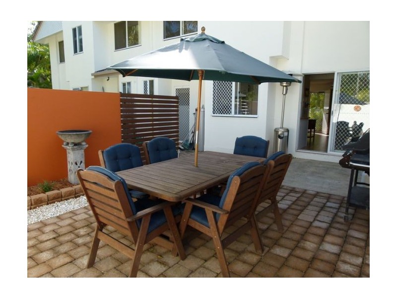 2 St Kevins Ave, Benowa QLD 4217