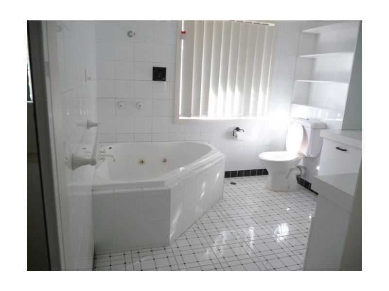 63 Amalfi Drive, Isle Of Capri QLD 4217