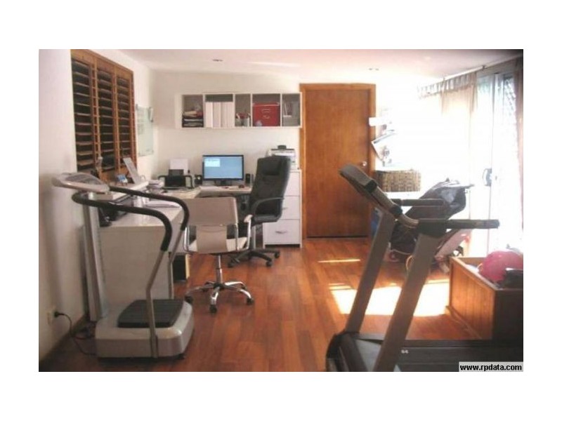 109 Kindra Avenue, Southport QLD 4215