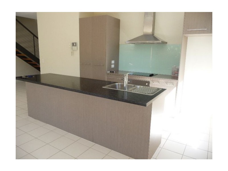 8,6 Egerton street, Southport QLD 4215