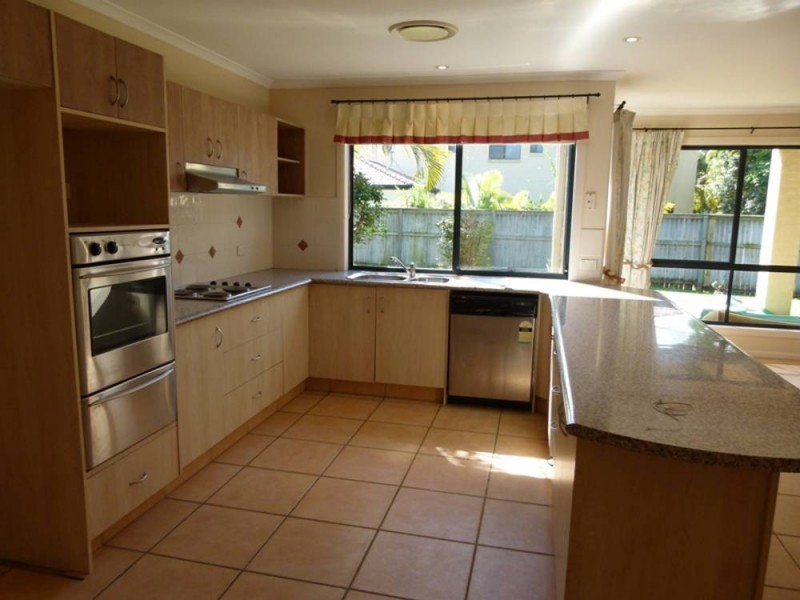 221 Crestwood Drive, Molendinar QLD 4214