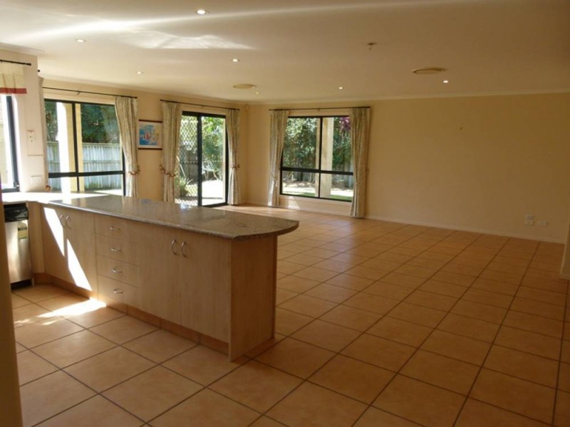 221 Crestwood Drive, Molendinar QLD 4214