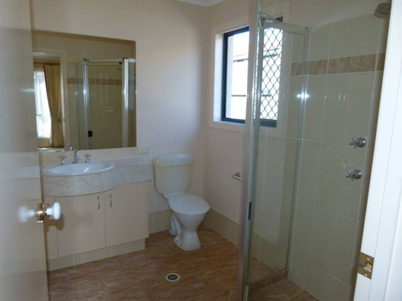 221 Crestwood Drive, Molendinar QLD 4214