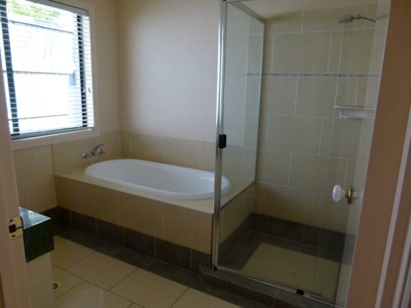 221 Crestwood Drive, Molendinar QLD 4214