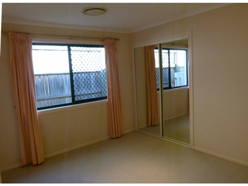 221 Crestwood Drive, Molendinar QLD 4214