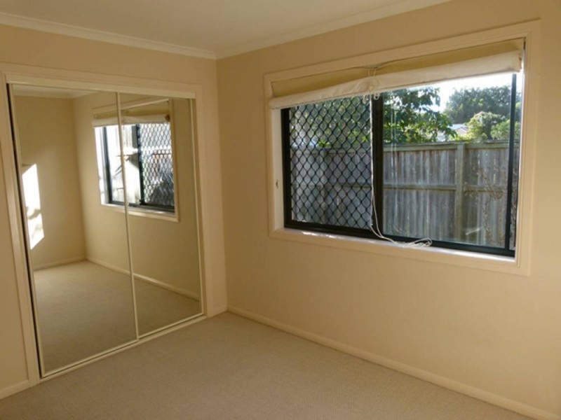 221 Crestwood Drive, Molendinar QLD 4214