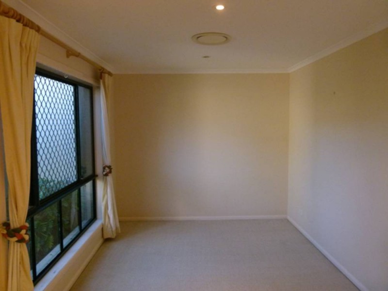 221 Crestwood Drive, Molendinar QLD 4214