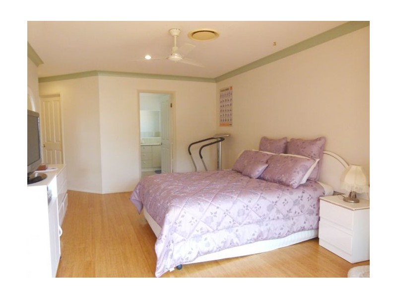 11 Nottinghill Gate Dve, Arundel QLD 4214