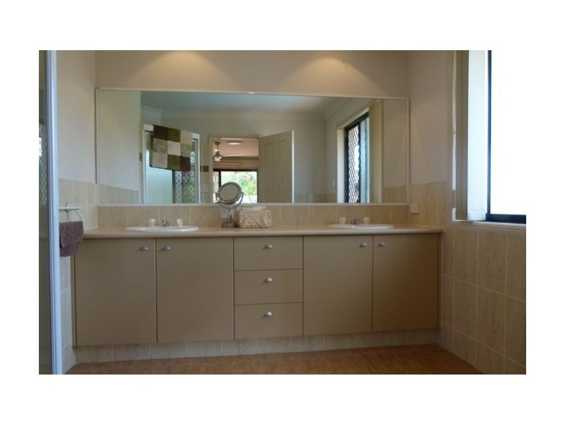 11 Nottinghill Gate Dve, Arundel QLD 4214