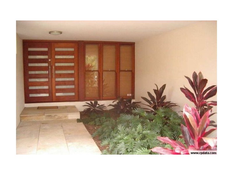 2/104 Eugaree Street, Southport QLD 4215