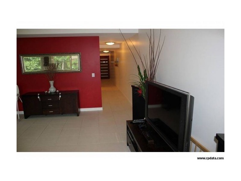 2/104 Eugaree Street, Southport QLD 4215