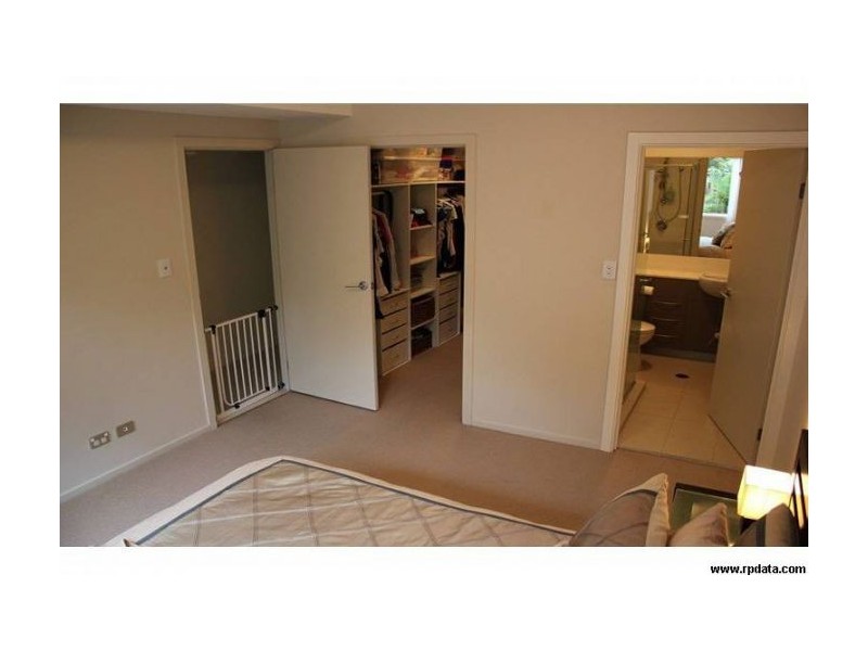 2/104 Eugaree Street, Southport QLD 4215