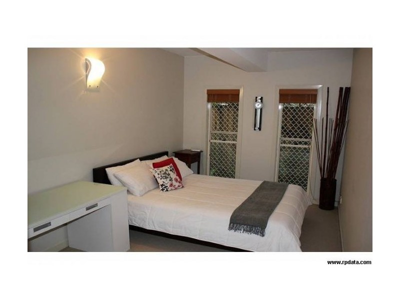 2/104 Eugaree Street, Southport QLD 4215