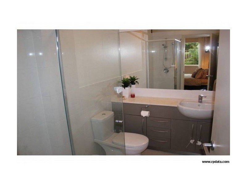 2/104 Eugaree Street, Southport QLD 4215