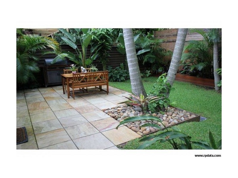 2/104 Eugaree Street, Southport QLD 4215