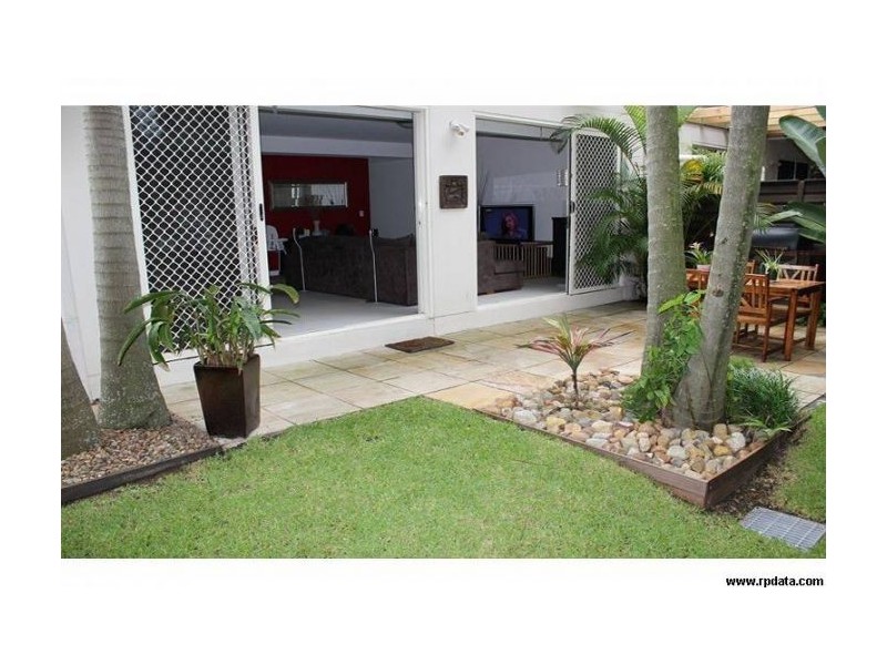 2/104 Eugaree Street, Southport QLD 4215