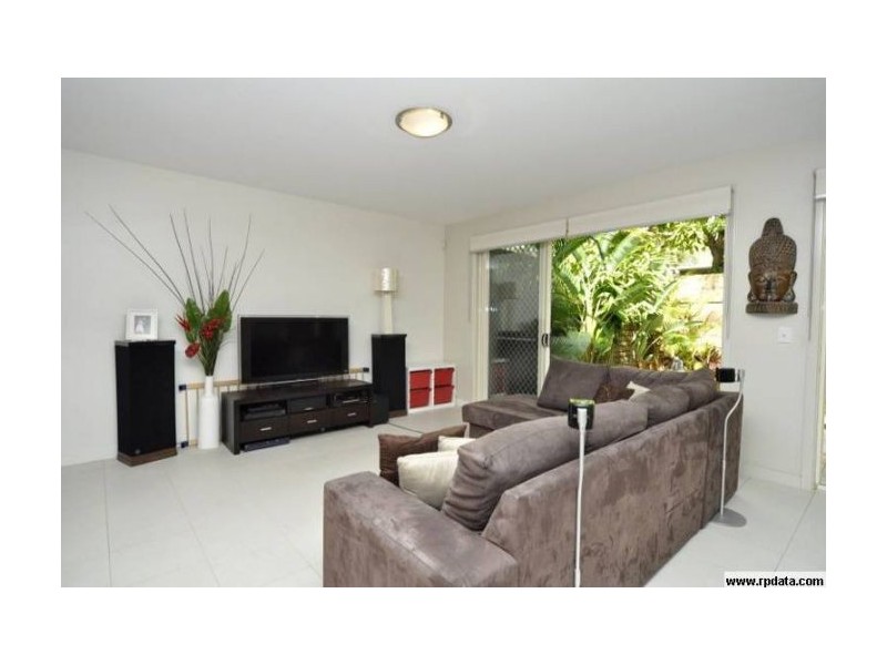 2/104 Eugaree Street, Southport QLD 4215