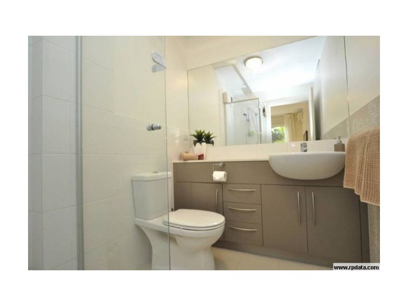 2/104 Eugaree Street, Southport QLD 4215